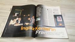 AKTÜEL  HAFTALIK HABER DERGİSİ - SAYI:437 - 2-8 ARALIK  1999 - GÜÇLÜ CİNAYETİNDE OSMAN DURMUŞ’UN ROLÜNE DAİR 29 YIL SONRA GELEN TANIK İFADESİ – AMERİKALI TORR’UN TÜRK ERKEKLERİNE “MAÇO” EĞİTİMİ – ASENA’NIN “KADIN VIAGRASI” DENEYİ VE ERKEKLERİN TEPKİSİ – AYHAN IŞIK ANMA GECESİNDE TÜRK SİNEMASININ EFSANELERİNE SAYGI VE SESSİZLİK – TÜRK SİNEMASININ UNUTULMAZ YILDIZLARIYLA DOLU BİR GECE: SADRİ ALIŞIK’TAN BELGİN DORUK’A – ÜNLÜLERİN HAYALİ REKLAM SENARYOLARIYLA EĞLENCELİ BİR PORTRE GALERİSİ – SAKIP SABANCI’NIN KENDİ KENDİNİN REKLAM YILDIZI OLDUĞU SENARYO – MESUT YILMAZ VE DEVLET BAHÇELİ’NİN SAKIZLI DİYALOĞUYLA HAYALİ BİR SPOT – CINDY CRAWFORD’UN ANNELİK DERSLERİYLE YENİ DİJİTAL KARİYERİ – ESTHER CANADAS’IN PODYUMLARDAN SİNEMAYA GEÇİŞİ VE “KILL” FİLMİNDEKİ ROLÜ – SOPHIA LOREN’İN YILLARA MEYDAN OKUYAN GÜZELLİĞİ VE “YÜZYILIN KADINI” SEÇİLMESİ -  EROL TAŞ – İZZET GÜNAY – EFKAN EFECAN – SINAN ÇETİN – KEYMAN DEMİREL – ZUHAL OLCAY – KAYAHAN – MESUT YILMAZ – DEVLET BAHÇELİ – SAKIP SABAN   146  SAYFA