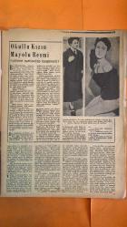 HAFTA MEMLEKET VE DÜNYA HADİSELERİNİ TAKİP EDER, HAFTANIN EN SEÇME YAZI VE RESİMLERİNİ VERİR, SİYASİ MECMUA DERGİSİ - SAYI: 2 14 OCAK 1955 ELIZABETH - SIR JOHN BALDWIN - JOSE RAMON GULZADO - ALBAY ROSE RAMON - DANIELO SUZA - FRELI KING - POLİNEZYALI 3 GENÇ - ADNAN MENDERES - FUAT KÖPRÜLÜ - KEMAL ZEYTİNOĞLU - NURI SALİH PAŞA - CON ÇAPLINSKI - ISABEL JACKSON - I. M. AGNEW - SAHAP BALCIOĞLU - NURI SANDIKÇIOĞLU - EŞREF ANTİKACI - HAYDAR BEY - SELMİ ANDAK - FİKRİ ÇİÇEKOĞLU - NERMİN - SEYFİYE ABUDU - KUZEY ACAR - VEHBI KASANLI - OKULLU KIZIN MAYOLU RESMİ - PANAMA SUİKASTI - POLİNEZYA ÖZGÜRLÜK YOLCULUĞU - BAĞDAT PAKTI GÖRÜŞMELERİ - KRALİÇE ELIZABETH DANSI - ŞAN SİNEMASI KONSERLERİ - FITNE FUCUR KÖŞESİ - MARILYN BELL - FLORENCE CHADWICK - DENISE DARCEL - TURKAN TÜRKER - PHIL CUNNINGHAM - LAURA - ROBERT ZACKS - STEWART GRANGER - JEAN SIMMONS - ONTARIO GÖLÜ YÜZME MÜSABAKASI - MARILYN’LE NE KONUŞTUM - MUKABİL DARBE - GRANGER AİLESİ - DÜNYA YÜZME ŞAMPİYONLUĞU - KANADA’DAN YAZAN TURKAN  -  28 SAYFA