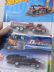 Hot wheels die cast araba taşıyıcı tır kamyon oyuncak setler. Koleksiyon dekor tasarım hediye nostalji hobi