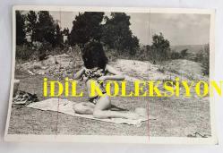 MELEK GÖRGÜN'ÜN ORİJİNAL FOTOĞRAFI - 18 x 12 cm EBADINDA - MELEK GÖRGÜN ÇİMENLERİN ÜZERİNDE SOYUNURKEN ÇEKİLMİŞ BİR KARE