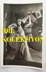 MELEK GÖRGÜN'ÜN ORİJİNAL FOTOĞRAFI - 18 x 12 cm EBADINDA - MELEK GÖRGÜN ORYANTAL KOSTÜMÜYLE DANS EDERKEN ÇEKİLMİŞ BİR KARE