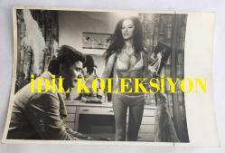 MELEK GÖRGÜN'ÜN ORİJİNAL FOTOĞRAFI - 18 x 12 cm EBADINDA - MELEK GÖRGÜN, AHMET MEKİN İLE BİR YEŞİLÇAM FİLMİNDE AYNI KAREDE