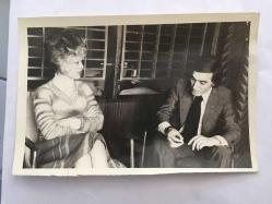 MELEK GÖRGÜN'ÜN ORİJİNAL FOTOĞRAFI - 18 x 12 cm EBADINDA - TÜRK SİNEMASININ VAMP KADINLARINDAN MELEK GÖRGÜN GEÇİRDİĞİ KAZA SONUCU ESTETİK BİR AMELİYAT OLMUŞ ve ANKARA'DA YILDIRIM ÖNAL İLE BİR FİLME BAŞLAMAK ÜZERE REJİSÖR ve PRODÜKTÖR ÜLKÜ ERAKALIN'LA BİR ANLAŞMA YAPMIŞTIR. MELEK GÖRDÜN AJANS MUHABİRİ İLE BU RÖPORTAJI YAPARKEN ÇEKİLMİŞ BİR KARE