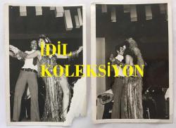 MELEK GÖRGÜN'ÜN ORİJİNAL 3'LÜ FOTOĞRAF SETİ - 18 x 12 cm EBADINDA - MELEK GÖRGÜN ORYANTAL KOSTÜMÜYLE DANS EDERKEN ÇEKİLMİŞ 2 FARKLI KARE (AÇIKLAMAYI OKUYUNUZ!)