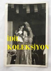 MELEK GÖRGÜN'ÜN ORİJİNAL 3'LÜ FOTOĞRAF SETİ - 18 x 12 cm EBADINDA - MELEK GÖRGÜN ORYANTAL KOSTÜMÜYLE DANS EDERKEN ÇEKİLMİŞ 2 FARKLI KARE (AÇIKLAMAYI OKUYUNUZ!)