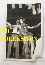 MELEK GÖRGÜN'ÜN ORİJİNAL 3'LÜ FOTOĞRAF SETİ - 18 x 12 cm EBADINDA - MELEK GÖRGÜN ORYANTAL KOSTÜMÜYLE DANS EDERKEN ÇEKİLMİŞ 2 FARKLI KARE (AÇIKLAMAYI OKUYUNUZ!)
