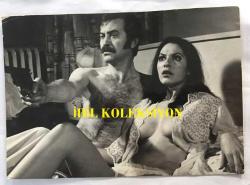 MELEK GÖRGÜN'ÜN ORİJİNAL BÜYÜK BOY FOTOĞRAFI - 22 x 16 cm EBADINDA - MELEK GÖRGÜN ve ATİLLA ERGÜN BİR YEŞİLÇAM FİLMİNDE AYNI KAREDEYKEN ÇEKİLMİŞ BİR FOTOĞRAF