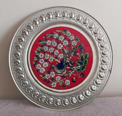 GÜMÜŞ KAPLAMA ÇİNİ DUVAR TABAĞI. İKİNCİ EL KONDİSYON YÜKSEK KOLEKSİYONLUK NADİR. FOTOĞRAFTA GÖRÜLDÜĞÜ GİBİDİR.