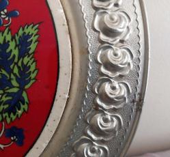 GÜMÜŞ KAPLAMA ÇİNİ DUVAR TABAĞI. İKİNCİ EL KONDİSYON YÜKSEK KOLEKSİYONLUK NADİR. FOTOĞRAFTA GÖRÜLDÜĞÜ GİBİDİR.