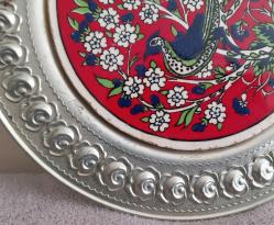 GÜMÜŞ KAPLAMA ÇİNİ DUVAR TABAĞI. İKİNCİ EL KONDİSYON YÜKSEK KOLEKSİYONLUK NADİR. FOTOĞRAFTA GÖRÜLDÜĞÜ GİBİDİR.