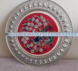 GÜMÜŞ KAPLAMA ÇİNİ DUVAR TABAĞI. İKİNCİ EL KONDİSYON YÜKSEK KOLEKSİYONLUK NADİR. FOTOĞRAFTA GÖRÜLDÜĞÜ GİBİDİR.