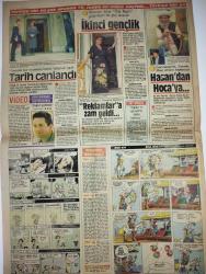 RENK GAZETESİ DOĞUM GÜNÜ GAZETESİ-30 Mayıs 1985-Talat Bulut-Şükran Güngör-Burçin Orhon-Pembe Mutlu-Melike Zobu-Feyzi Tuna-Recep Bilginer-Lütfü Ö. Akad-Erol Günaydın-Müjgan Ağralı-Ayşen Gruda-Müjde Ar-Mehmet Akan-Sylvie Vartan-Johnny Hallyday-David Hallyday-Esin Afşar-Perihan Balcı-Nezih Uzel  İsfahan Şah Camii-Tac Mahal-Kim bu yakışıklı-Tarih canlandı-İkinci gençlik-Hasan’dan Hoca’ya-Objektife sığdırılan tarih-Fransa konserleri İstanbul’a taşındı-Anadolu takıları Avrupa vitrinlerinde-Reklamlar’a zam geldi-SIKMA CANINI-Elleriniz dile geldi-O günlerden bu günlere-VİDEO DÜNYASINDAN SEÇTİKLERİMİZ-Kadın Dünyası-Red Kit-Bill Kid-Bastır Viking-Küçümen-Kont Seni Benli-Genç Kız Kalbi-Süper Veli-İftar Sofrası-Pastırmalı yumurta-Kim bu yakışıklı-Yemin-Taksi Şoförü