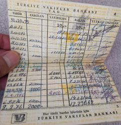 TÜRKİYE VAKIFLAR BANKASI 1975 TASARRUF HESAP CÜZDANI.  KONDİSYON YÜKSEK KOLEKSİYONLUK ÇOK NADİR.  ZOR BULABİLECEĞİNİZ BİR EVRAK