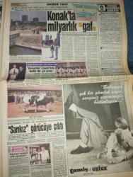 GÜNAYDIN İZMİR GAZETESİ DOĞUM GÜNÜ GAZETESI-9 Haziran 1990-Tansu Çiller-Hülya Süer-Mehmet Erinci-Ece Aksoy-Yalçın Ener-Nazan Adalı-Turgut Boralı-Yüksel Gözen-Ayşe G. Müberra-Perihan Anasız-Ahmet Özhan-Vecdi Uygun-Mehmet Güneş-Muharrem Gürses-Hüseyin Peyda-Sevim Gelenbe-Diler Saraç-Eda Kazımcı-Nur Çiğla-Ebru Otur-Orhan Uğur-Nermin Sezercan-Jale Mertol-Gaye Cüleci-Didem Ürnek-Bahar Orduköylü-Beki Denci-Meliha Tank-Gönül Ruşen-Ruval Sirit-Ayça Tatari-Emine Boyacıoğlu-Hikmet Yorgancıoğlu-Gaye Coşar-Brooke Shields-Kim Wilde-Donna Summer-Randy Crawford-Brigitte Nielsen-Alexandra-Yavuz Kocaömer-Rıza Konya-Erdoğan Şen-Adem Gebzen-Şankadara-Erol Taş-Özkan Öztürk-Hüseyin Alpay-Orhan Gencebay-Belgin Doruk-Hakan Dülgeroğlu-Ahmet Saç-A.Ordu G.Anterpli-H.Hüseyin Avni-Tansu Ertek  Sakın heveslenmeyin-Aldatıldık-Başkan yarın RTL’yi kaçırma-Birlik genel kurulları başlıyor-Tarişte ilk aday-Otobüs zammı İnönü’yü de sıktı-Faciaya kılpayı-Yıldız yağacak-Nermin öğretmen çok seviliyor-Liselerarası Tiyatro