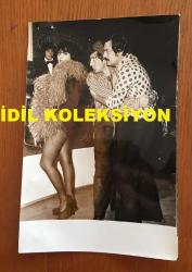 YEŞİLÇAM'IN UNUTULMAZ OYUNCUSU ve TRABZON'UN İFTİHARI TANJU GÜRSU'NUN ORİJİNAL 7'Lİ FOTOĞRAF SETİ - 18 x 12 cm EBADINDA - ''HOP DEDİK KAZIM (1974)'' ADLI FİLMDE TANJU GÜRSU, ALİP POYRAZOĞLU, SEVDA FERDAĞ ve ARZU OKAY'IN OLDUĞU SAHNELERDEN 7 FARKLI KARE (AÇIKLAMAYI OKUYUNUZ)