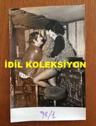 YEŞİLÇAM'IN UNUTULMAZ OYUNCUSU ve TRABZON'UN İFTİHARI TANJU GÜRSU'NUN ORİJİNAL 7'Lİ FOTOĞRAF SETİ - 18 x 12 cm EBADINDA - ''HOP DEDİK KAZIM (1974)'' ADLI FİLMDE TANJU GÜRSU, ALİP POYRAZOĞLU, SEVDA FERDAĞ ve ARZU OKAY'IN OLDUĞU SAHNELERDEN 7 FARKLI KARE (AÇIKLAMAYI OKUYUNUZ)
