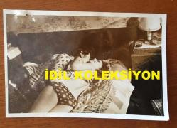 YEŞİLÇAM'IN UNUTULMAZ OYUNCUSU ve TRABZON'UN İFTİHARI TANJU GÜRSU'NUN ORİJİNAL 7'Lİ FOTOĞRAF SETİ - 18 x 12 cm EBADINDA - ''HOP DEDİK KAZIM (1974)'' ADLI FİLMDE TANJU GÜRSU, ALİP POYRAZOĞLU, SEVDA FERDAĞ ve ARZU OKAY'IN OLDUĞU SAHNELERDEN 7 FARKLI KARE (AÇIKLAMAYI OKUYUNUZ)