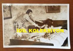YEŞİLÇAM'IN UNUTULMAZ OYUNCUSU ve TRABZON'UN İFTİHARI TANJU GÜRSU'NUN ORİJİNAL 7'Lİ FOTOĞRAF SETİ - 18 x 12 cm EBADINDA - ''HOP DEDİK KAZIM (1974)'' ADLI FİLMDE TANJU GÜRSU, ALİP POYRAZOĞLU, SEVDA FERDAĞ ve ARZU OKAY'IN OLDUĞU SAHNELERDEN 7 FARKLI KARE (AÇIKLAMAYI OKUYUNUZ)