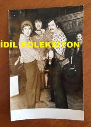 YEŞİLÇAM'IN UNUTULMAZ OYUNCUSU ve TRABZON'UN İFTİHARI TANJU GÜRSU'NUN ORİJİNAL 7'Lİ FOTOĞRAF SETİ - 18 x 12 cm EBADINDA - ''HOP DEDİK KAZIM (1974)'' ADLI FİLMDE TANJU GÜRSU, ALİP POYRAZOĞLU, SEVDA FERDAĞ ve ARZU OKAY'IN OLDUĞU SAHNELERDEN 7 FARKLI KARE (AÇIKLAMAYI OKUYUNUZ)