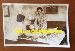 YEŞİLÇAM'IN UNUTULMAZ OYUNCUSU ve TRABZON'UN İFTİHARI TANJU GÜRSU'NUN ORİJİNAL 7'Lİ FOTOĞRAF SETİ - 18 x 12 cm EBADINDA - ''HOP DEDİK KAZIM (1974)'' ADLI FİLMDE TANJU GÜRSU, ALİP POYRAZOĞLU, SEVDA FERDAĞ ve ARZU OKAY'IN OLDUĞU SAHNELERDEN 7 FARKLI KARE (AÇIKLAMAYI OKUYUNUZ)