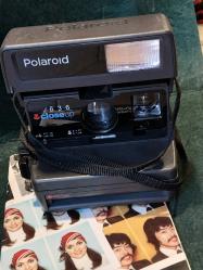 POLAROID FOTOĞRAF MAKİNASI.POLAROİD ŞİPŞAK VE TANITIM KİTABI.  Polaroid Fotoğraf Makinesi.  Polaroid 638 Close Up. 'vintage' görünümlü fotoğraflar üretecek taze ve şık görünümlü anlık film şipşak makinedir. El kayışı da bu kamerayı tutmayı oldukça rahat hale getirir! Pozlama süresi ve diyafram, ışık ölçer yardımıyla anlık kamera tarafından otomatik olarak ayarlanır. Işık/karanlık kontrolü ile daha açık ve daha koyu anlık fotoğraflar mümkündür. Yakınlaştırma veya otomatik odaklama yoktur. Kameranın dahili flaşı vardır. Kameraya harici bir flaş bağlanamaz. Kullanıma Bağlı Dikkat çekmeyen ÇİZİKLER MEVCUTTUR. YANINA KİTAPÇIK HEDİYE EDİYORUM.