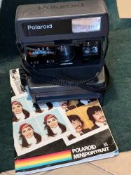 POLAROID FOTOĞRAF MAKİNASI.POLAROİD ŞİPŞAK VE TANITIM KİTABI.  Polaroid Fotoğraf Makinesi.  Polaroid 638 Close Up. 'vintage' görünümlü fotoğraflar üretecek taze ve şık görünümlü anlık film şipşak makinedir. El kayışı da bu kamerayı tutmayı oldukça rahat hale getirir! Pozlama süresi ve diyafram, ışık ölçer yardımıyla anlık kamera tarafından otomatik olarak ayarlanır. Işık/karanlık kontrolü ile daha açık ve daha koyu anlık fotoğraflar mümkündür. Yakınlaştırma veya otomatik odaklama yoktur. Kameranın dahili flaşı vardır. Kameraya harici bir flaş bağlanamaz. Kullanıma Bağlı Dikkat çekmeyen ÇİZİKLER MEVCUTTUR. YANINA KİTAPÇIK HEDİYE EDİYORUM.