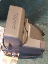 POLAROID FOTOĞRAF MAKİNASI.POLAROİD ŞİPŞAK VE TANITIM KİTABI.  Polaroid Fotoğraf Makinesi.  Polaroid 638 Close Up. 'vintage' görünümlü fotoğraflar üretecek taze ve şık görünümlü anlık film şipşak makinedir. El kayışı da bu kamerayı tutmayı oldukça rahat hale getirir! Pozlama süresi ve diyafram, ışık ölçer yardımıyla anlık kamera tarafından otomatik olarak ayarlanır. Işık/karanlık kontrolü ile daha açık ve daha koyu anlık fotoğraflar mümkündür. Yakınlaştırma veya otomatik odaklama yoktur. Kameranın dahili flaşı vardır. Kameraya harici bir flaş bağlanamaz. Kullanıma Bağlı Dikkat çekmeyen ÇİZİKLER MEVCUTTUR. YANINA KİTAPÇIK HEDİYE EDİYORUM.