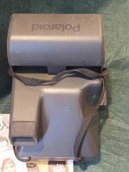 POLAROID FOTOĞRAF MAKİNASI.POLAROİD ŞİPŞAK VE TANITIM KİTABI.  Polaroid Fotoğraf Makinesi.  Polaroid 638 Close Up. 'vintage' görünümlü fotoğraflar üretecek taze ve şık görünümlü anlık film şipşak makinedir. El kayışı da bu kamerayı tutmayı oldukça rahat hale getirir! Pozlama süresi ve diyafram, ışık ölçer yardımıyla anlık kamera tarafından otomatik olarak ayarlanır. Işık/karanlık kontrolü ile daha açık ve daha koyu anlık fotoğraflar mümkündür. Yakınlaştırma veya otomatik odaklama yoktur. Kameranın dahili flaşı vardır. Kameraya harici bir flaş bağlanamaz. Kullanıma Bağlı Dikkat çekmeyen ÇİZİKLER MEVCUTTUR. YANINA KİTAPÇIK HEDİYE EDİYORUM.