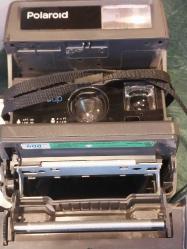 POLAROID FOTOĞRAF MAKİNASI.POLAROİD ŞİPŞAK VE TANITIM KİTABI.  Polaroid Fotoğraf Makinesi.  Polaroid 638 Close Up. 'vintage' görünümlü fotoğraflar üretecek taze ve şık görünümlü anlık film şipşak makinedir. El kayışı da bu kamerayı tutmayı oldukça rahat hale getirir! Pozlama süresi ve diyafram, ışık ölçer yardımıyla anlık kamera tarafından otomatik olarak ayarlanır. Işık/karanlık kontrolü ile daha açık ve daha koyu anlık fotoğraflar mümkündür. Yakınlaştırma veya otomatik odaklama yoktur. Kameranın dahili flaşı vardır. Kameraya harici bir flaş bağlanamaz. Kullanıma Bağlı Dikkat çekmeyen ÇİZİKLER MEVCUTTUR. YANINA KİTAPÇIK HEDİYE EDİYORUM.