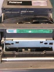 POLAROID FOTOĞRAF MAKİNASI.POLAROİD ŞİPŞAK VE TANITIM KİTABI.  Polaroid Fotoğraf Makinesi.  Polaroid 638 Close Up. 'vintage' görünümlü fotoğraflar üretecek taze ve şık görünümlü anlık film şipşak makinedir. El kayışı da bu kamerayı tutmayı oldukça rahat hale getirir! Pozlama süresi ve diyafram, ışık ölçer yardımıyla anlık kamera tarafından otomatik olarak ayarlanır. Işık/karanlık kontrolü ile daha açık ve daha koyu anlık fotoğraflar mümkündür. Yakınlaştırma veya otomatik odaklama yoktur. Kameranın dahili flaşı vardır. Kameraya harici bir flaş bağlanamaz. Kullanıma Bağlı Dikkat çekmeyen ÇİZİKLER MEVCUTTUR. YANINA KİTAPÇIK HEDİYE EDİYORUM.