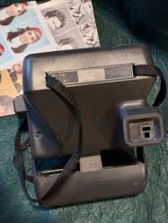 POLAROID FOTOĞRAF MAKİNASI.POLAROİD ŞİPŞAK VE TANITIM KİTABI.  Polaroid Fotoğraf Makinesi.  Polaroid 638 Close Up. 'vintage' görünümlü fotoğraflar üretecek taze ve şık görünümlü anlık film şipşak makinedir. El kayışı da bu kamerayı tutmayı oldukça rahat hale getirir! Pozlama süresi ve diyafram, ışık ölçer yardımıyla anlık kamera tarafından otomatik olarak ayarlanır. Işık/karanlık kontrolü ile daha açık ve daha koyu anlık fotoğraflar mümkündür. Yakınlaştırma veya otomatik odaklama yoktur. Kameranın dahili flaşı vardır. Kameraya harici bir flaş bağlanamaz. Kullanıma Bağlı Dikkat çekmeyen ÇİZİKLER MEVCUTTUR. YANINA KİTAPÇIK HEDİYE EDİYORUM.