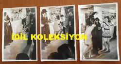 YEŞİLÇAM'IN UNUTULMAZ OYUNCUSU ve TRABZON'UN İFTİHARI TANJU GÜRSU'NUN ORİJİNAL 3'LÜ FOTOĞRAF SETİ - 18 x 12 cm EBADINDA - ''KOKLA BENİ MELAHAT (1975)'' İSİMLİ FİLMDEN TANJU GÜRSU, ALİ POYRAZOĞLU, MİNE MUTLU, İHSAN GEDİK ve SENAR SEVEN'İN YER ALDIĞI SAHNEDEN 3 FARKLI KARE