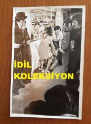 YEŞİLÇAM'IN UNUTULMAZ OYUNCUSU ve TRABZON'UN İFTİHARI TANJU GÜRSU'NUN ORİJİNAL 3'LÜ FOTOĞRAF SETİ - 18 x 12 cm EBADINDA - ''KOKLA BENİ MELAHAT (1975)'' İSİMLİ FİLMDEN TANJU GÜRSU, ALİ POYRAZOĞLU, MİNE MUTLU, İHSAN GEDİK ve SENAR SEVEN'İN YER ALDIĞI SAHNEDEN 3 FARKLI KARE