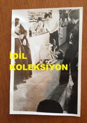 YEŞİLÇAM'IN UNUTULMAZ OYUNCUSU ve TRABZON'UN İFTİHARI TANJU GÜRSU'NUN ORİJİNAL 3'LÜ FOTOĞRAF SETİ - 18 x 12 cm EBADINDA - ''KOKLA BENİ MELAHAT (1975)'' İSİMLİ FİLMDEN TANJU GÜRSU, ALİ POYRAZOĞLU, MİNE MUTLU, İHSAN GEDİK ve SENAR SEVEN'İN YER ALDIĞI SAHNEDEN 3 FARKLI KARE