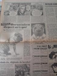 Kelebek gazetesi DOĞUM GÜNÜ GAZETESİ  - 13 kasım 1985- Ayla Eryüksel-Ahmet Özkan-Kalipso Kralı-Metin Esen-Gülsen Tuncer-Gülsen Tunalı-Cavit Turanlı-Eco Aksoy-Perihan Savaş-Suna Pekyürek-Suna Selen-Ayşen Gruda-Mehmet Ali Erbil-Beyhan Akbaş-Bülent Kayabaş-Nurhan Nur-Ekrem Bora-Gökben-Nil Ünal-Birgün Kutlu-İrfan Atasoy-Sami Gürel-Cemal Dündar-Hıfzı Özcan-Ayşer Beşiroğlu-Aliye Beşen-Brahms-Clara Schumann-Metin Soysal-Fikret Kol-Bülent Oran Bu da kış mayosu-250 milyonluk keman-Kalipso Kralı’nın İtalyan melekleri-Ağaçlar da şaşırdı-Geri zekalı değil özürlü çocuk-Ev kadınının rehberi-Ev düzeni ve dekorasyon-Eskiyen kürklere yeni şıklık-Buruştukça değeri artıyor-Üründe de, düğünde de bereket-Brahms / Seven Kadın-Rüyalar İçinde-Vazgeçemem-Pansiyon Gökkuşağı-Alpago Cehennem Yolu