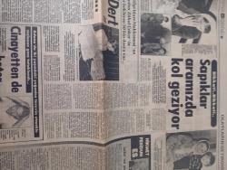 Kelebek gazetesi DOĞUM GÜNÜ GAZETESİ  - 9 ekim 1983- Nisa Serezli-Füsun Önal-Aytekin-Abdullah Koçyiğit-Gökben-Gökhan-Gülgün Feyman-Nil Ünal-Ekrem Bora-Orhan Doğan-Ajda Pekkan-Sami Güven-Salim D. Edeer-Haydar Üstünol-Hülya Tuğlu-Haldun Dormen-Ferdi Özbeğen-Barış Manço-Eran Erduran-Yeşim-Orhan Kemal-Ali Uyanık-Nevin Hacıyanlı-Canan Kumbasar-Haldun Dormen-Gülşen Bubikoğlu-Ersin Burak-Yener Çakmak-Ümit Ülker-Süheyl Eğriboz-Leyla Somer-Mesut Ürmeğil-Cevdet Balıkçı-Yaşar Şener-Emrah Gökdemir-Figen Çölgeçen-Erhan Şimşiki-Adile Naşit-Münir Özkul-Güzin Özipek-Cemil Şen-Kerem Yılmazer-Göksel Kortay-Oktay Sinanoğlu-Sibel Turnagöl-Korhan Abay-Fatma Girik-Mary Decker  Tatlı Kaçık’ın tatlı Viktoru-Bu kedi artist olacak-Aile matineleri tarihe karıştı-okutacak Aytekin doktor olacak-Vazgeçemem-Bir Günah Gibi-Los Angeles Olimpiyatlara hazır-Ferdi Özbeğen yıktı geçti-Doğru yolu Barış’la bulacağız-Neden Elvis’i söylüyorlar-Yeşilçam denilen Yalancı Dünya-Canan Kumbasar düğümü bugün çözülüyor-Gülşen Bubikoğ