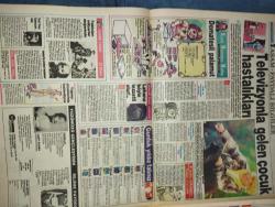 YENİ SAKLAMBAÇ GAZETESİ DOĞUM GÜNÜ GAZETESI-22 Ekim 1990-Harika Avcı-Ceylan-Ergün Konkad-Asu Anıl-Faruk Geç-Ayşegül Abadan-Sophia-B.B.-Onan Onal-Kasparov-Şükran Ay-Ersin Saraçlar-“İstanbul”Rum tavernaları ile doldu-İçimiz dışımız Sirtaki-Çıplak assolist-Ceylan’ın doğum sonrası atağı-Abaza dansçıları-Saçları kaynaklı-Unutulmaz müzikal “Neşeli Günler”in 25. yılı-Televizyonla gelen çocuk hastalıkları-Tabakların üstünde sirtaki şov-Cesaret alan pistte fırlıyor-Rakı kadehi ayak altında-İnsanın kanı kaynıyor-Kamil Moda’da sanat-Öfkenin mantığı-Yeni yazı dizimiz-TV ile gelen çocuk hastalıkları-Domatesli palamut-Lahana böyle lezzetli olur-Yüzünüzü gençleştirin-Kokulu talaşlar Türkiye’de-Küçük Hanımların Mutfağı-Günün tarihi-Ayşegül protokol imzalamıyor-Gerçek bir yaşam öyküsü-Ayrı Yollar-Ayşe-Haluk-Suat-Feride-Babam-Müjgan-Sibel-Faruk Geç. Harika Avcı-Ceylan-Ergün Konkad-Asu Anıl-Faruk Geç-Ayşegül Abadan-Sophia-B.B.-Onan Onal-Kasparov-Şükran Ay-Ersin Saraçlar-“İstanbul”Rum tavernaları ile dold