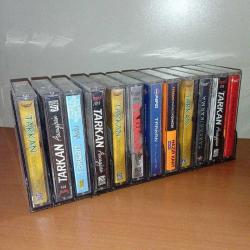 Vintage kasetlik / kaset rafı / kaset kutusu. 12 adet kaset almaktadır. 25x10x7 ölçülerinde. Almanya imali. Sert plastik. duvara monte edilebilir.