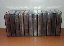 Vintage kasetlik / kaset rafı / kaset kutusu. 12 adet kaset almaktadır. 25x10x7 ölçülerinde. Almanya imali. Sert plastik. duvara monte edilebilir.