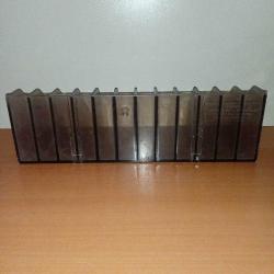 Vintage kasetlik / kaset rafı / kaset kutusu. 12 adet kaset almaktadır. 25x10x7 ölçülerinde. Almanya imali. Sert plastik. duvara monte edilebilir.