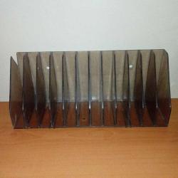Vintage kasetlik / kaset rafı / kaset kutusu. 12 adet kaset almaktadır. 25x10x7 ölçülerinde. Almanya imali. Sert plastik. duvara monte edilebilir.