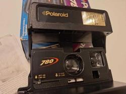 POLAROID FOTOĞRAF MAKİNESİ,  Polaroid 780 Fotoğraf Makinesi.  Az Kullanılmış, Defosuz, Siyah, Kutulu ve kullanım Kılavuzu ile.