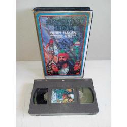 VHS Video kaset Pir Sultan Abdal Fikret Hakan. Alman baskı. Kap ve kartonetinde zamana bağlı yıpranmalar mevcut
