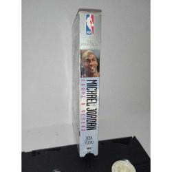Vhs Video Kaset Michael Jordan Above & Beyond NBA Superstars Series. Orijinal. 1996 Made in USA. Türkçe desteği yok. Kutusunda zamana bağlı hafif yıpranmalar var.