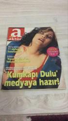 AKTÜEL  HAFTALIK HABER DERGİSİ - SAYI2 - 5 ŞUBAT 1998 -  TÜRKİYE’DEKİ NEW AGE DİN AKIMLARININ KURUCUSU ROHE RAHSELN’DEN KIYAMET KİTABI KEHANETLERİ – KUMKAPI CİNAYETİ MAĞDURESİ GÜLTEN KIZILKAYA’NIN “ACI ŞARKILAR”LA ŞÖHRET YOLUNA GİRİŞİ – İNSAN GENİ KOPYALAMA VE ANNE SÜTÜ EŞDEĞERİ TEDAVİLERİN KARACİĞER VE HEMOFİLİ HASTALARINA UMUT OLUŞU – SEZEN AKSU VE BAYRAMOĞLU’NUN “GAZETECİ-SANATÇI” İTTİFAKI – KUTLU SAVAR’IN SUSURLUK RAPORU VE “DEVLETİN ÖLDÜRME YETKİSİ” TARTIŞMASI – MESUT YILMAZ’IN RAPORA YANIT VERMEMESİ VE HUKUK DEVLETİ ELEŞTİRİSİ – İBRAHİM BAHATİN’İN EL YAZMASI İTİRAFLARIYLA SUSURLUK DOSYASININ DERİNLEŞMESİ – GÜNEL ÇETİN’DEN TÜRKİYE’DE ADLİ TIP VE DNA TETKİKLERİNDEKİ EKSİKLİKLER – ELİF ŞAFAK’IN “PINHAN” ROMANIYLA YALNIZLIK VE HAFIZA ÜZERİNE ÖDÜLLÜ ÇIKIŞI – HARRY CONNICK JR’IN “TO SEE YOU” ALBÜMÜNÜ EŞİNE ADAMASI – MEHMET OKONSAR’DAN “SALT LAKE CITY” KONSER ALBÜMÜ – INTERNETTE BEDAVA MÜZİK ARŞİVİ OLUŞTURMA YOLLARI – KUŞAK FARKININ KALKMASI VE “HADİ ÇAK MORUK” DOSYASI -  130 SAYFA