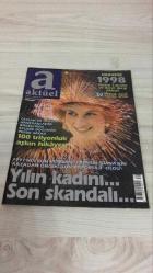 AKTÜEL  HAFTALIK HABER DERGİSİ - SAYI: 339 - 7 OCAK - 1998 -   CEYLAN VE ULUSOY AİLELERİNİ BİRLEŞTİREN 100 TRİLYONLUK DÜĞÜNÜN PERDE ARKASI – PRENSES DIANA’NIN KAZADAN ÖNCEKİ SON RÖPORTAJI VE “YILIN KADINI” DOSYASI – YÜZYILIN SOYGUNU: FLO MICOLOR FİRMASINA SAS KOMANDOSU BENZETMESİ – BAKANA SEKS TUZAĞI İDDİASI VE “AMISTAD” FİLMİ ÜZERİNDEN SİYASİ ŞANTAJ TARTIŞMASI – ORDU POLİTİKACI BULAMIYOR: WALL STREET JOURNAL’DAN ELEŞTİRİ – BRIGITTE BARDOT’UN TAHTINA OTURAN FRANSIZ YILDIZ: LAETITIA CASTA – STEVEN SPIELBERG’İN “AMISTAD” FİLMİNE YÖNELİK KOPYA TARTIŞMASI – 1997’NİN POLİTİKA, EKONOMİ VE SANATTA ÖNE ÇIKANLARI: “BU YIL ONLARIN OLACAK” DOSYASI – 43 YAŞINDA BAŞBAKAN OLANLAR VE SİYASİ YAŞ TARTIŞMASI – “ENTELEKTÜEL CASPER” DOSYASIYLA CAMBRIDGE’DE HAYALETLER – GLENN CLOSE’UN “FATAL ATTRACTION” VE “THE BIG CHILL” ROLLERİNE DAİR MİNİ SÖYLEŞİ – SHLOMO HELBRANS’IN SAKALSIZ SABIKA FOTOĞRAFI VE DİN-DEVLET-TEKNOLOJİ GERİLİMİ -  MERVE İLDENİZ – MAHIR KAYNAK – AHMET TAN – CAN DÜNDAR –   130 SAYFA