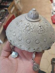 OSMANLI TEPELİK.Tepelik. Türkmen Gelin Tepeliği,   Nadir Çıkan Aliminyum Gelin Tepeliği,  Aliminyum Sultan Reşad 1 kuruş Süslemeli koleksiyonluk tepelik. En 14,5 cm. Yükseklik 8 cm.