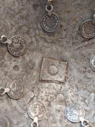 OSMANLI TEPELİK.Tepelik. Türkmen Gelin Tepeliği,   Nadir Çıkan Aliminyum Gelin Tepeliği,  Aliminyum Sultan Reşad 1 kuruş Süslemeli koleksiyonluk tepelik. En 14,5 cm. Yükseklik 8 cm.