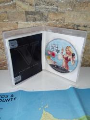 Ps3 oyun Gta 5. Orijinal. Harita ve kitapçık mevcut. Disk 10 üzerinden 9.5 sorunsuz çalışıyor. koleksiyonluk