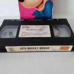 VHS Video Kaset Disney koleksiyonu işte Mickey Mouse. Orijinal. Türkçe dublaj. Kutusunda yıpranmalar var